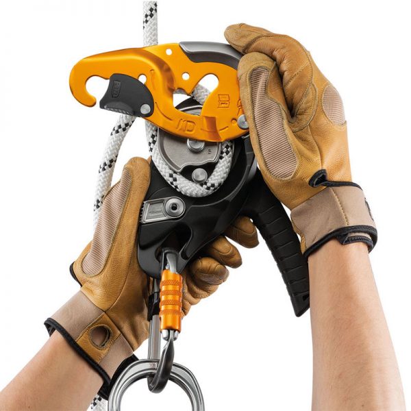 A person holding a rope and an I’D® S carabiner.