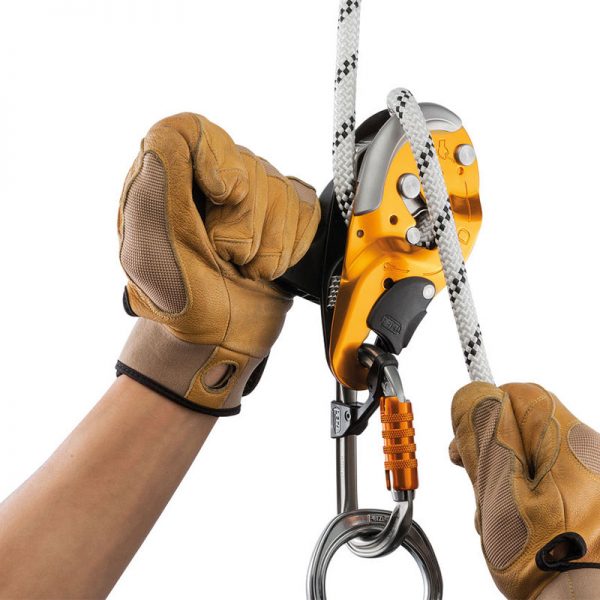 A pair of hands holding an I’D® S and a carabiner.