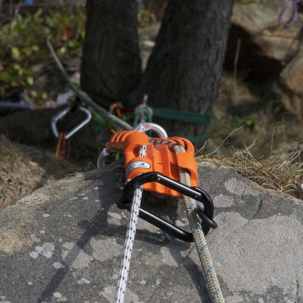 A Rope Tracker with a rope attached to it.